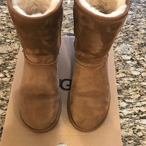 UGG ‘classic II’ short boots.